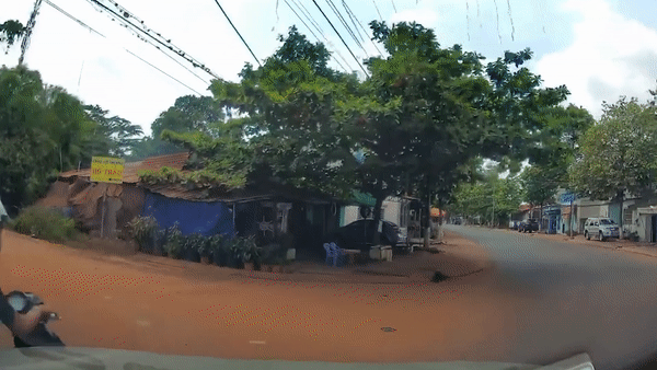 Sang duong khong quan sat, oto khien xe may nga vang len via he hinh anh