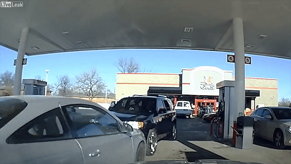 Oto tong xe khac o cay xang roi bo chay hinh anh