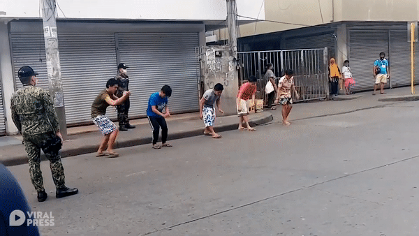 Hinh phat ky la cho nhom thanh nien tron phong toa di choi bong ro hinh anh