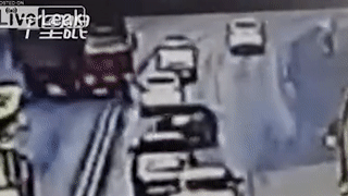 Xe tai lao vao dai phan cach roi dam nat dau oto hinh anh