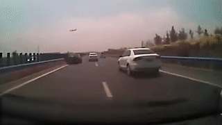 Tai xe mai nhin may bay dam vao oto do tren duong hinh anh