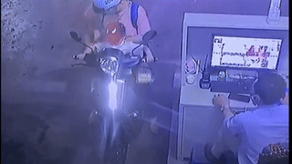 Be trai bat ngo van tay ga khien xe may lao ve phia truoc hinh anh