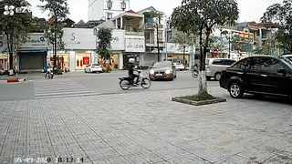 Tai xe say xin dap nham chan ga dam vao goc cay tren via he hinh anh