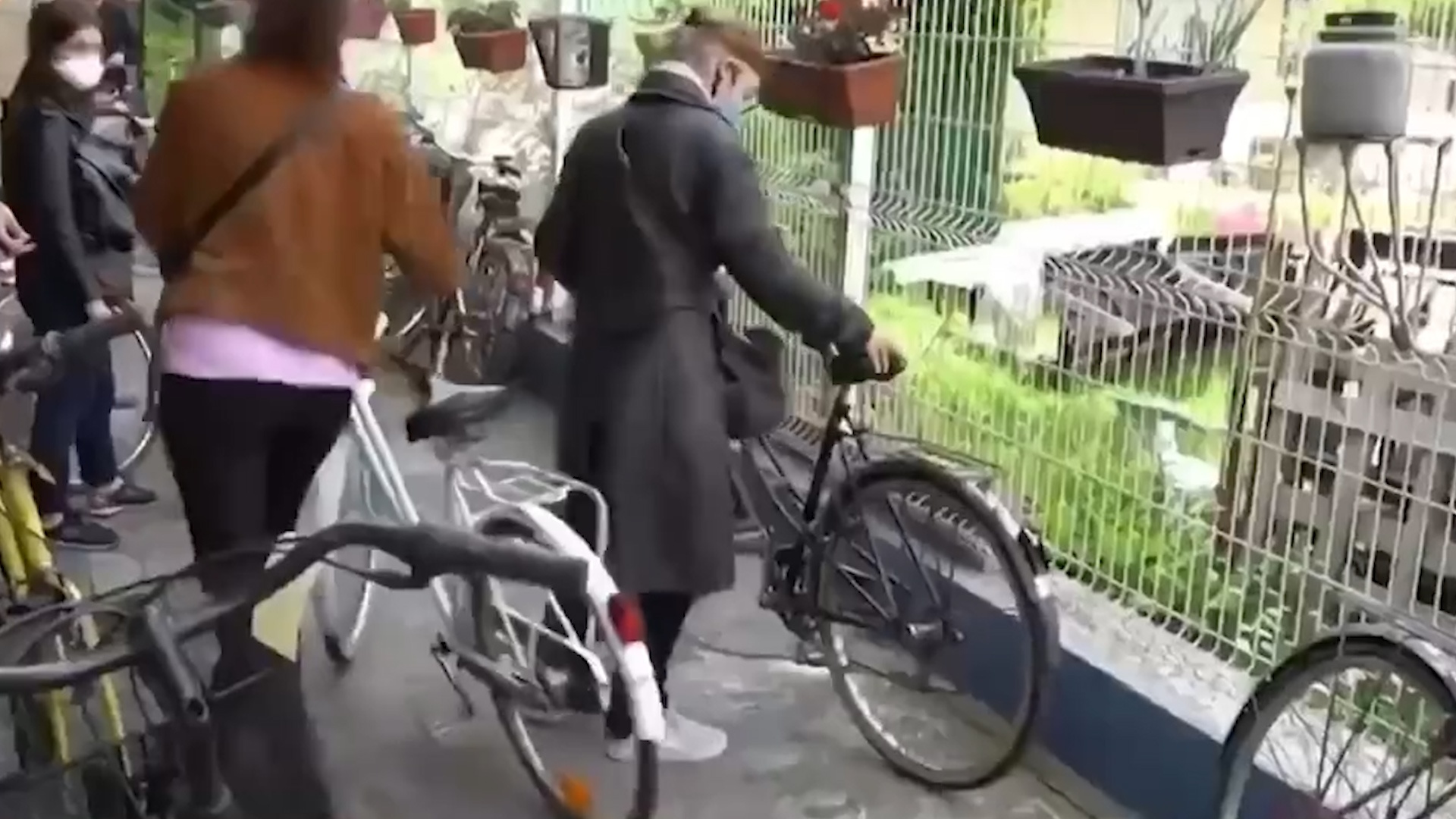 Dan Phap su dung xe dap thay phuong tien cong cong hinh anh