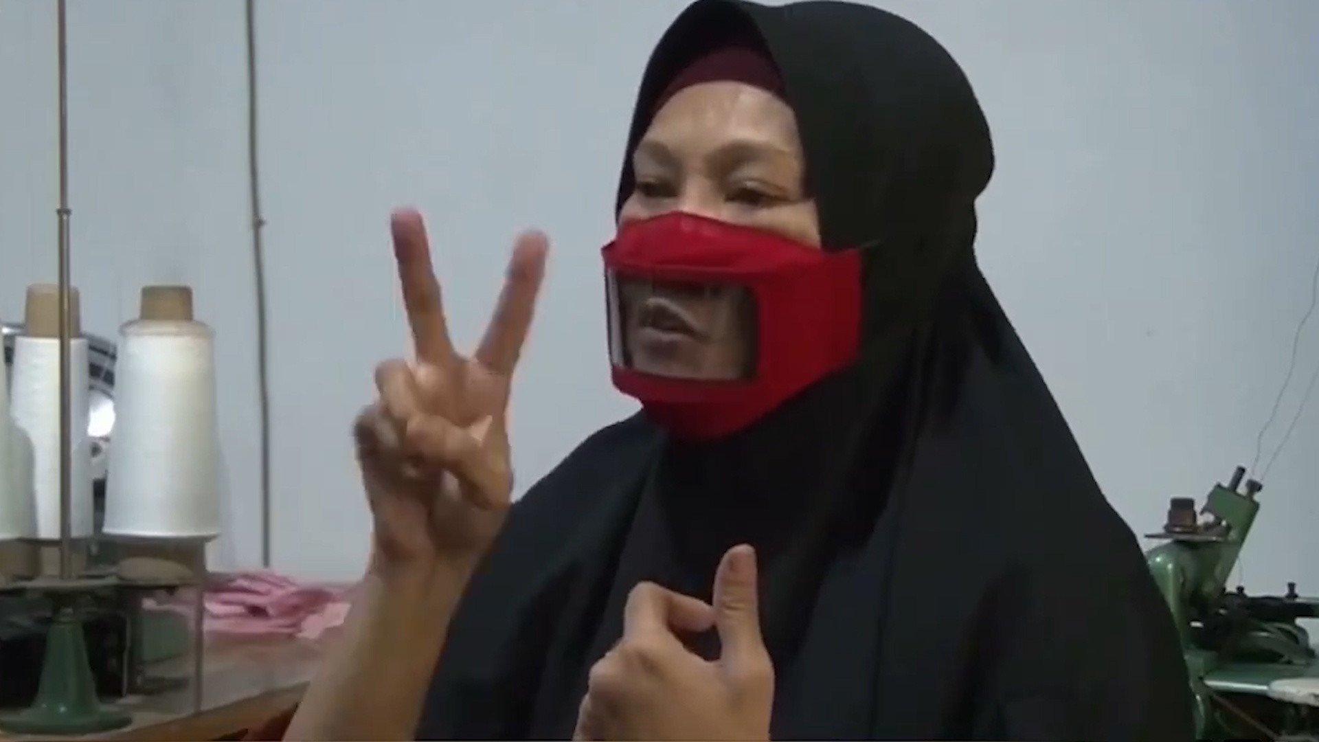 Khau trang trong suot giup nguoi khiem thinh giao tiep trong mua dich hinh anh