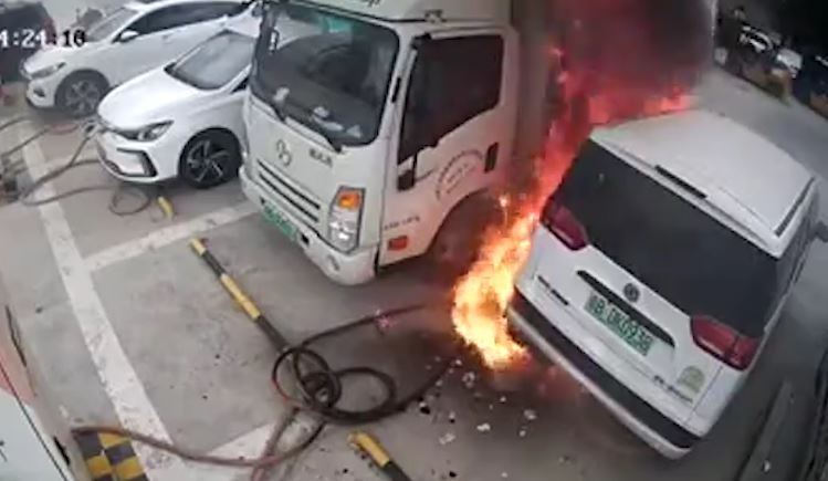 Oto dien no tai tram sac hinh anh