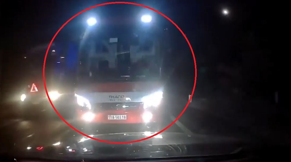 Xe khach lan lan vuot au suyt gay tai nan trong dem tren quoc lo 20 hinh anh