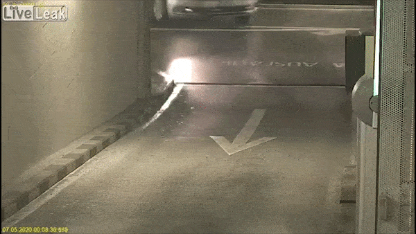 Tai xe mat kiem soat khien oto tong vao tuong ham de xe hinh anh