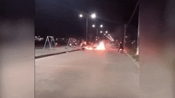 Xe may boc chay vi bi den troi roi trung hinh anh