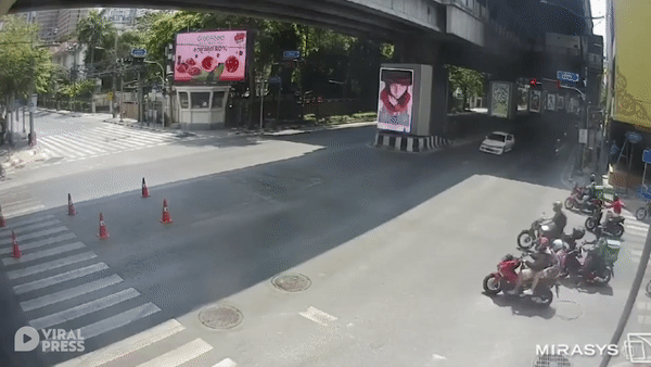 Oto phong nhanh vuot den do gay tai nan cho xe may roi bo chay hinh anh