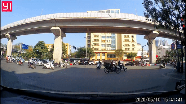 Nguoi phu nu di xe may vuot den do bi xe dien tong trung hinh anh