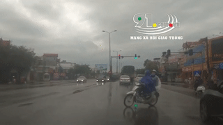 Xe may va cham voi oto roi bo chay, dung tiep xe khac hinh anh