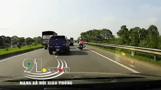 Ban tai vuot au khien xe may bay vao lan can hinh anh