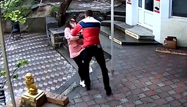 Huan luyen vien MMA danh nhan vien cua hang vi bi nhac deo khau trang hinh anh