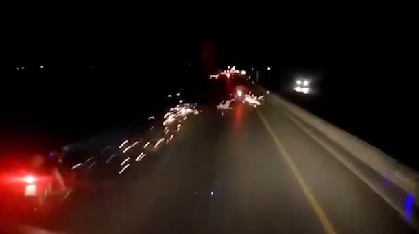 Thanh nien dua xe va cham nhau toe lua tren duong hinh anh