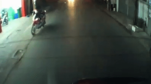 Hai xe may dua voi nhau gay tai nan cho xe khac hinh anh