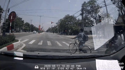 Xe dap dien vuot den do gay va cham hinh anh