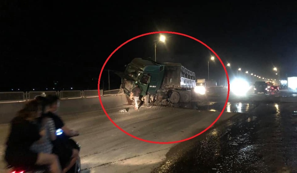 Xe tai mat lai cay nat dai phan cach giua duong hinh anh