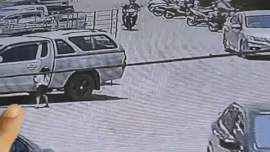 Be gai bang qua duong khong quan sat dam vao xe may hinh anh