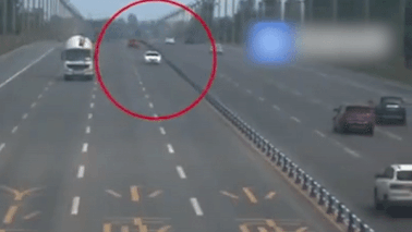 Oto mat lai lao vao dai phan cach roi lon nhieu vong tren duong hinh anh