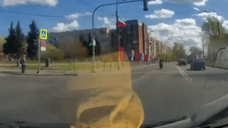 Xe may phong nhanh mat kiem soat dam vao oto tai nga tu hinh anh