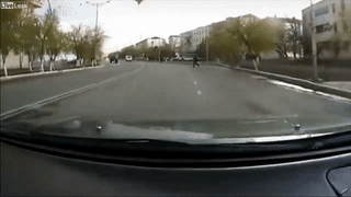 Mai nha bi gio cuon xuong duong, suyt trung nguoi di bo hinh anh