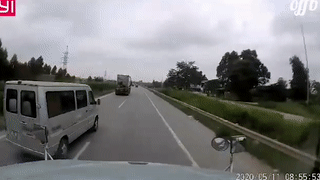 Xe khach tat dau container de don khach tren cao toc hinh anh