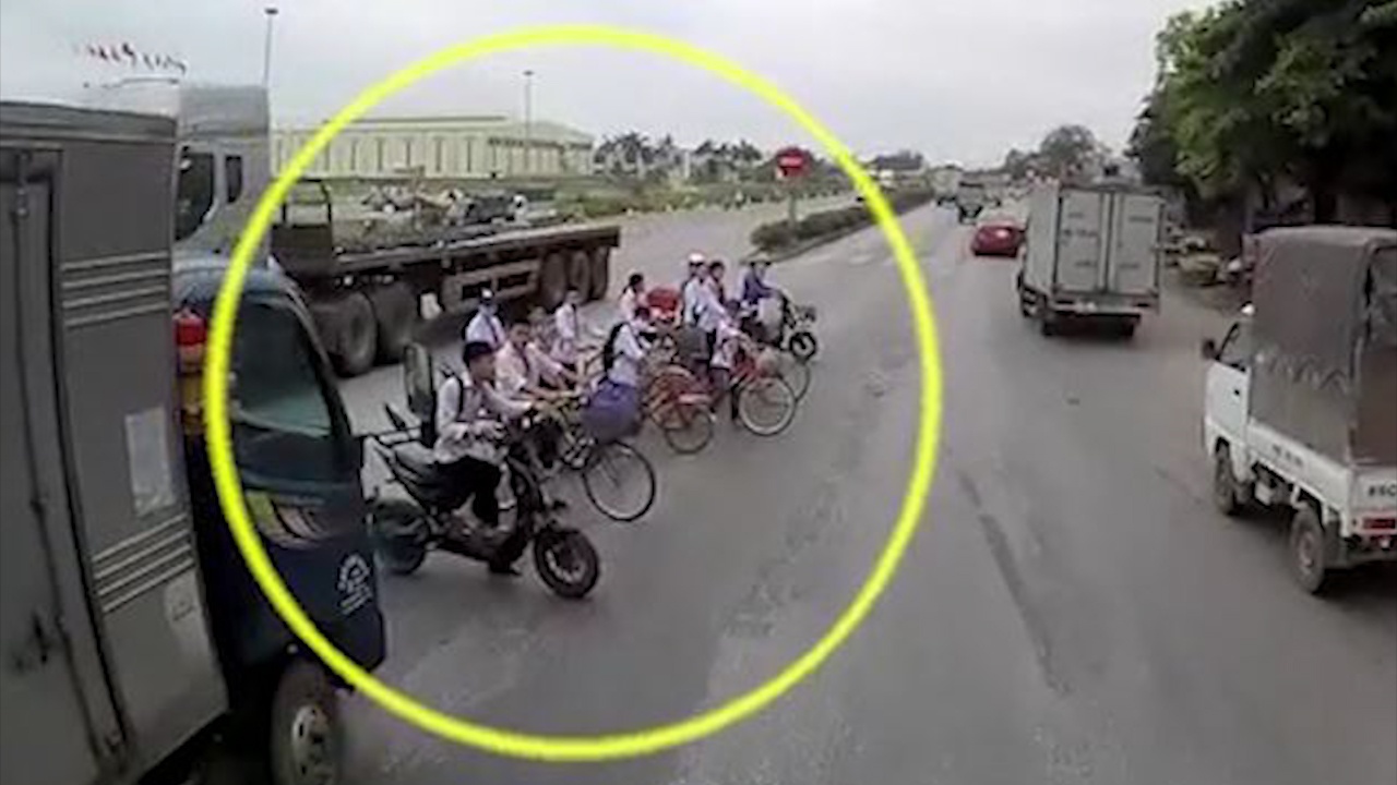 Tai xe dung xe nhuong nhom hoc sinh bang qua duong hinh anh