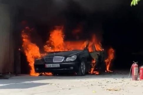 Xe Mercedes de trong gara bat ngo boc chay du doi hinh anh