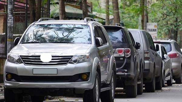 Oto dau nhieu ngay tren via he, nguoi dan ong dem di ban sat vun hinh anh