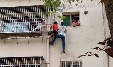 Giai cuu cau be mac ket o ban cong tang 6 hinh anh