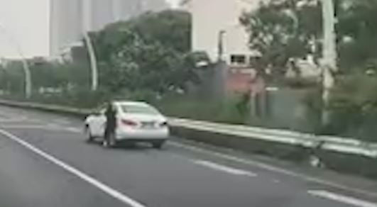 Nu tai xe duoi theo oto tu chay tren duong hinh anh