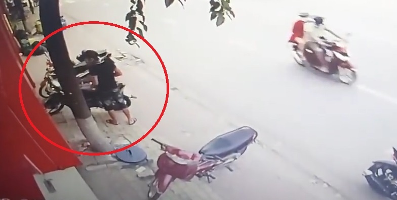 Ke gian vao mua hang roi trom xe may cua hang hinh anh