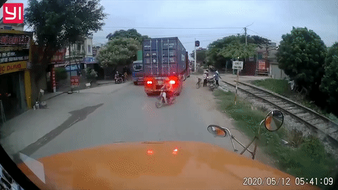 Xe may chay au suyt bi container dam hinh anh