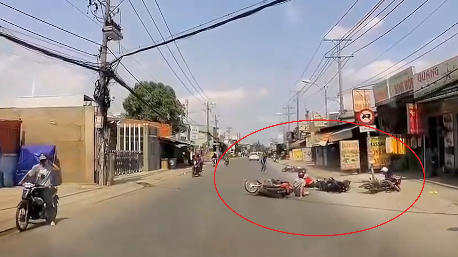 Xe may sang duong au gay tai nan cho 3 xe khac hinh anh