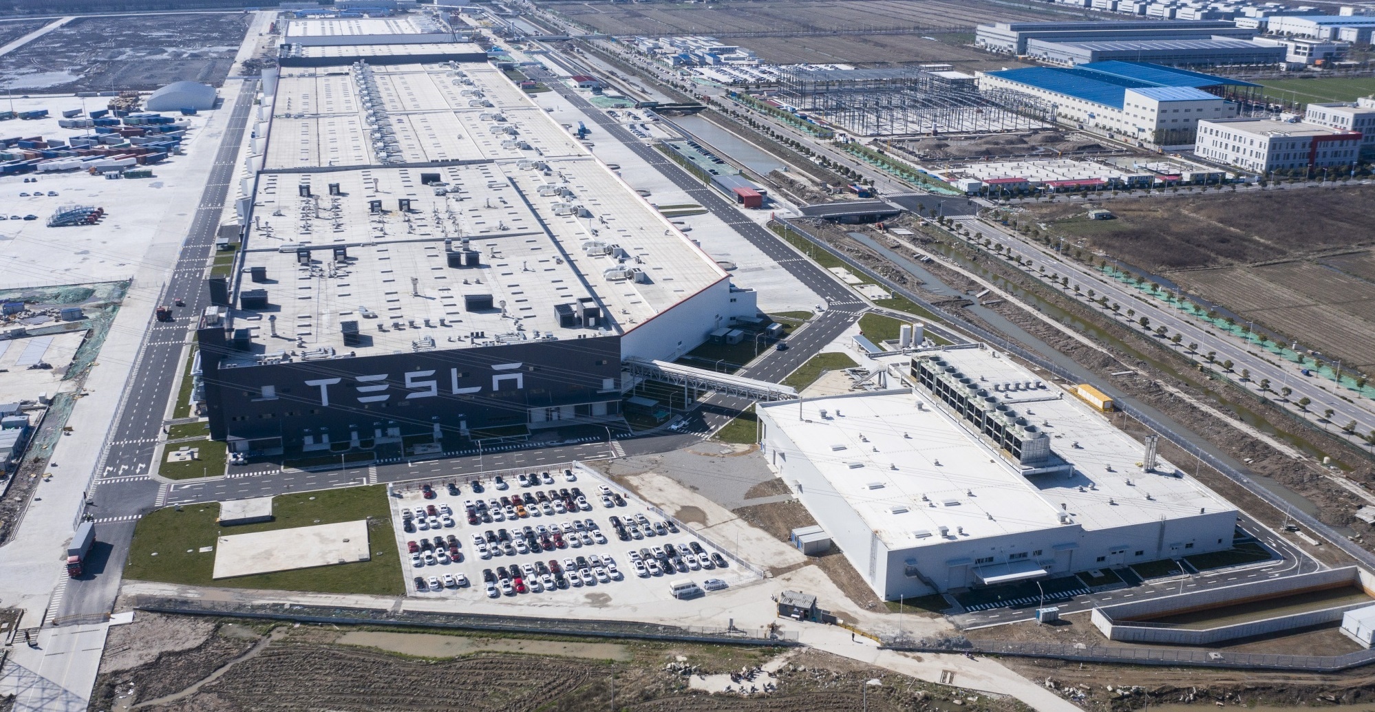 Tranh cai quanh viec Tesla mo cua lai nha may tai California hinh anh