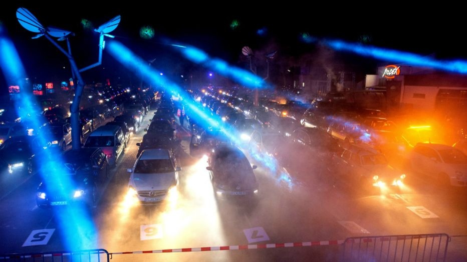 Day la cach nguoi Duc mo tiec co DJ trong thoi dich benh hinh anh