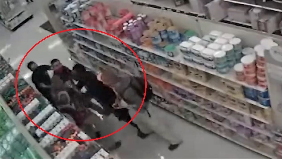 Khach hang lao vao danh nhan vien gay tay vi bi nhac deo khau trang hinh anh