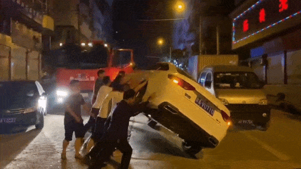 Nguoi dan lat oto don duong cho xe cuu hoa hinh anh