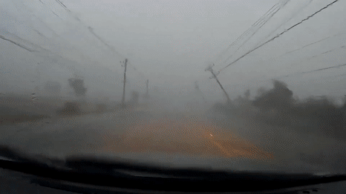 Gio lon khien cot dien do xuong duong, suyt de trung oto hinh anh