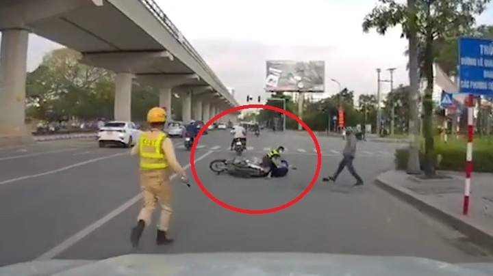 Thanh nien lai xe may tong thang vao canh sat hinh anh