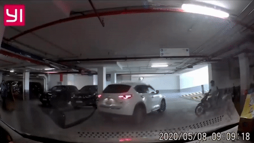 Nu tai xe lui oto dam vao cot ham xe hinh anh