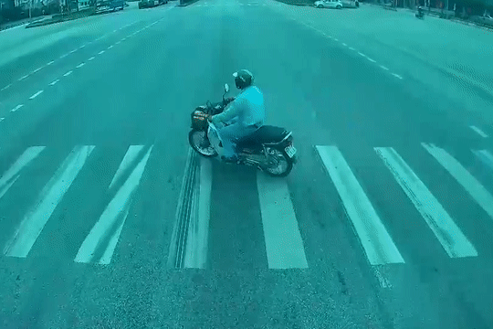 Tai xe xe may thoat chet sau cu tong cua xe container hinh anh