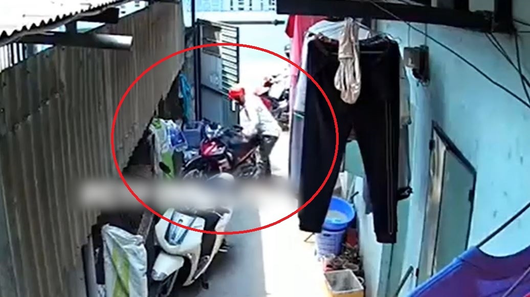 Trom len vao khu nha tro trom xe may hinh anh