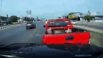 Khong giu khoang cach, oto tong duoi xe ban tai gay tai nan lien hoan hinh anh