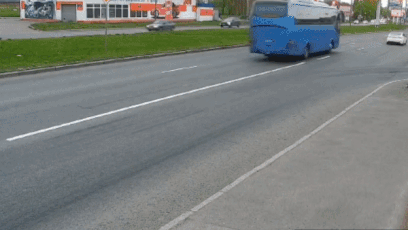 Dam lua chay bung len tu duong ham, suyt lan trung oto hinh anh