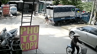 Oto nhan ga dam vao nguoi dan ong dang rua xe tai hinh anh