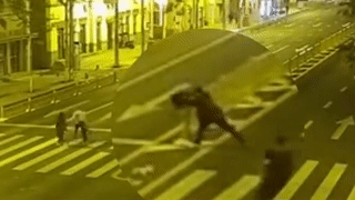 Nguoi dan ong say xin keo sap hang rao phan cach tren duong hinh anh