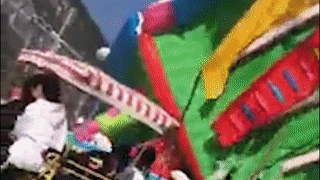 Nha hoi bi gio lat up khien nhieu tre em gap nan hinh anh