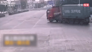 Container re cua gat bi tach roi thung hang hinh anh